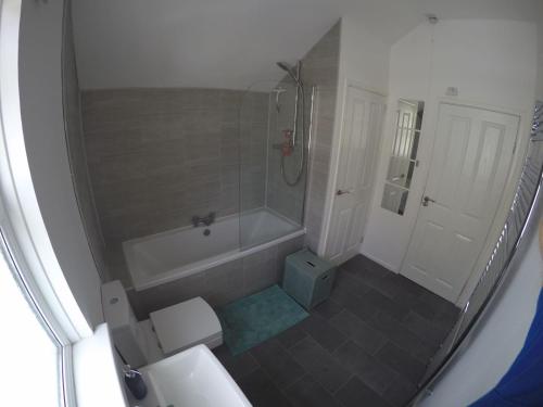 斯图尔特港Portstewart Holiday Home的带淋浴、卫生间和盥洗盆的浴室