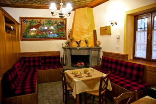 希拉科Stavraetos的一间带桌子和壁炉的用餐室