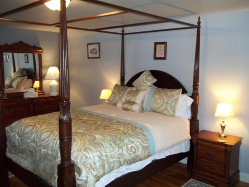 特鲁罗Abide Within Bed & Breakfast的一间卧室配有四柱床和镜子