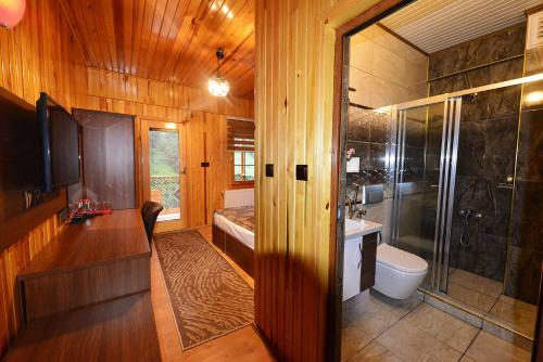 乌宗Goblec Hotel & Bungalow的带淋浴、卫生间和盥洗盆的浴室