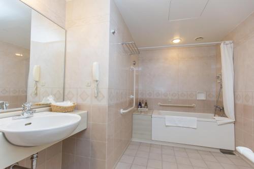 水户Hotel Lake View Mito的白色的浴室设有水槽和浴缸。
