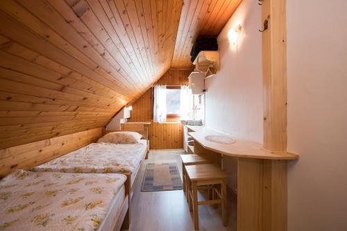 博希尼佩科维博西尼客房民宿的客房设有两张床和一张书桌