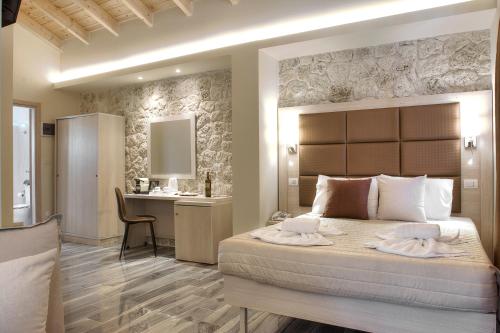 圣佐治欧斯帕贡Porto Demo Hotel的一间卧室配有一张床和一张书桌