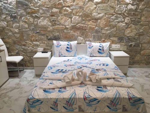 卡尼奥提Villa Stefanie的一间卧室配有一张石墙床