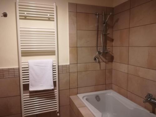 克罗托内Isabel的浴室配有浴缸、毛巾和淋浴