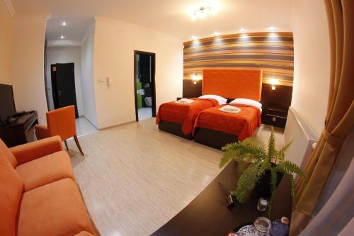 SmilnoAlnus Penzion的酒店客房,配有床和沙发