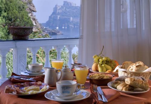 伊斯基亚达玛丽亚酒店的餐桌,包括食物和橙汁