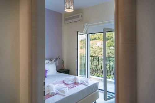 克里奥斯Villa Albanis的一间卧室设有一张床和一个大窗户