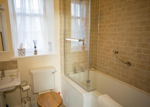 赫克瑟姆Errington House的浴室配有卫生间、浴缸和水槽。