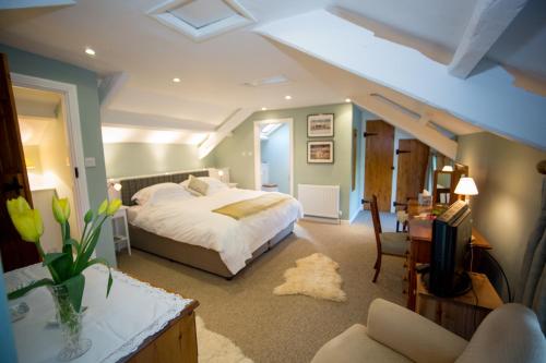 赫克瑟姆Errington House的一间卧室设有一张床和一间客厅。