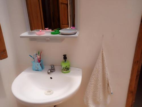 拉巴特Maison Saadia的浴室设有白色水槽和镜子