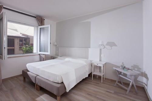普拉La Casa di Mattia的一间卧室配有一张床、一张书桌和一个窗户。