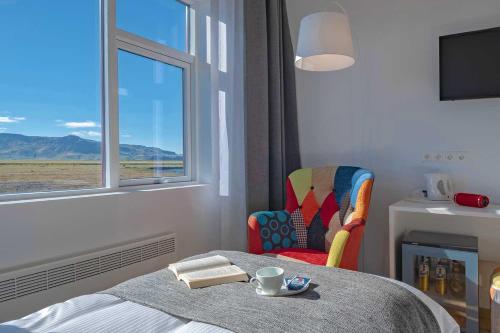 霍尔斯沃德吕尔赛尔贾酒店的一间卧室配有桌子、椅子和窗户