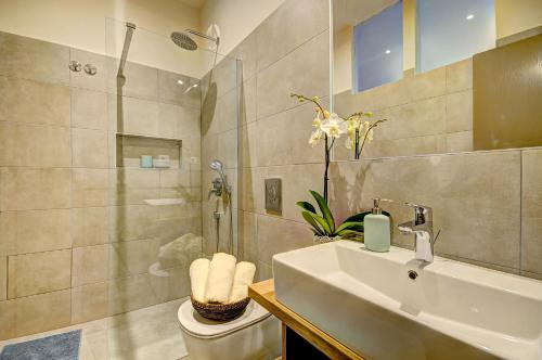 普拉Luxe studio Mr.M 2的一间带水槽、卫生间和淋浴的浴室