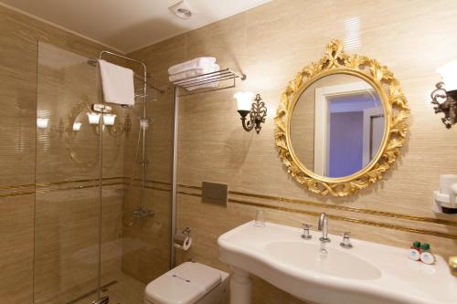 安塔利亚Aspen Hotel Kaleiçi的一间带水槽、淋浴和镜子的浴室