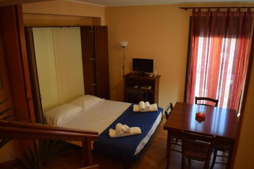 斯菲拉卡瓦洛Casa Gagà的一间卧室配有一张床、一张桌子和一张书桌