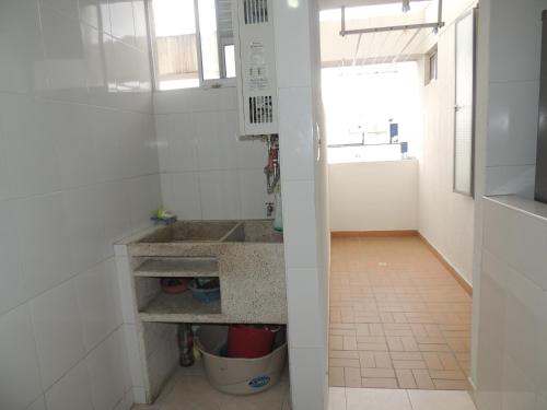 布卡拉曼加Habitar de Asis的一个带水槽和窗户的小厨房
