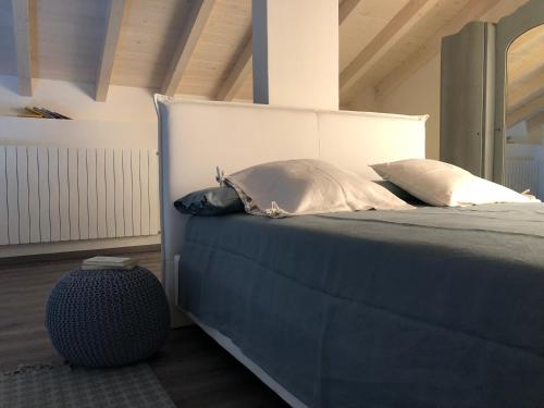 Brovello-CarpugninoMa maison art的一间卧室配有一张大床和两个枕头