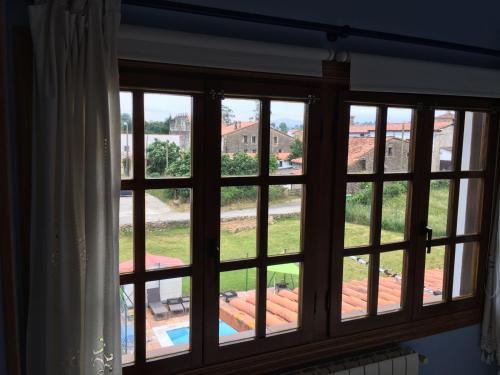 桑提亚纳德玛Posada Adela的享有庭院景致的窗户