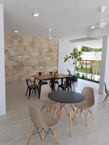 曼谷Prukpibul Apartment的一间带桌椅的用餐室