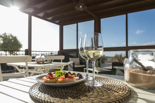 特吉塞Villa El Jable Lanzarote的一张桌子,上面放着一盘食物和一杯葡萄酒