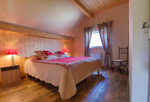 奥斯泰姆Gite au pré des Oies的一间卧室配有一张带红色枕头的大床