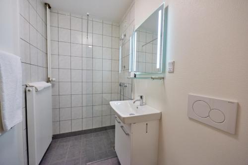 RanumDanhostel Vitskøl Kloster的白色的浴室设有水槽和镜子