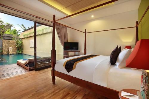 乌布卡玛加亚别墅的一间卧室设有一张床和一个游泳池
