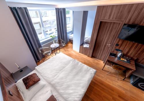 卢布尔雅那阿特里尔酒店的卧室配有一张白色大床