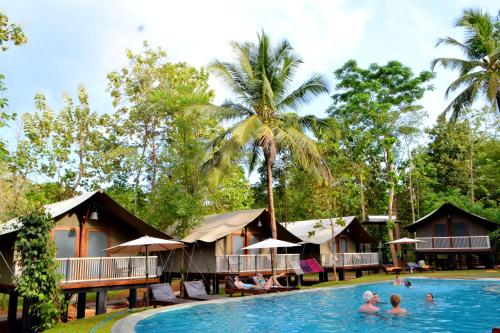 达瓦拉维考塔瓦塔村酒店的和水中的人在度假村的游泳池
