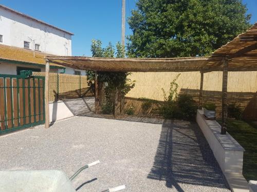 卡帕尔比奥La Casetta Blu的后院设有围栏和木制凉棚