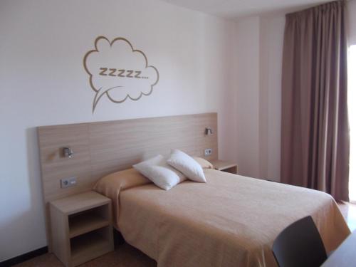卡里拉地中海快捷酒店的一间卧室配有一张带两个枕头的床