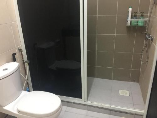 Apartment in Kumbang Pasang BSB的一间浴室