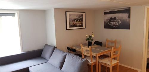卑尔根斯库特维肯40号公寓的客厅配有沙发和桌子