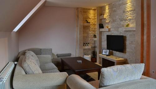 扎布利亚克Villa Zabljak的客厅配有两张沙发和一台电视机