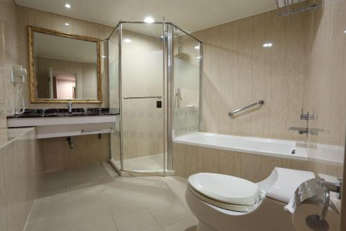 台南蒙娜丽莎商务旅馆的带淋浴、卫生间和盥洗盆的浴室