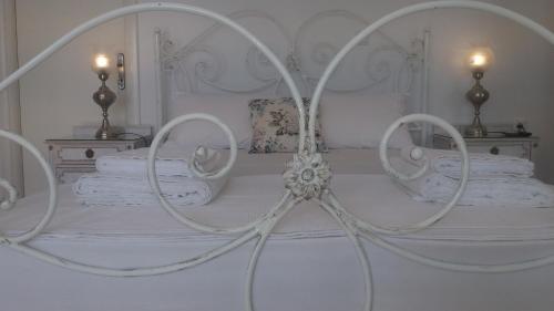 KariáEstate Dafnopanagia Luxury Apartment Ourania的白色的床、白色床单和枕头