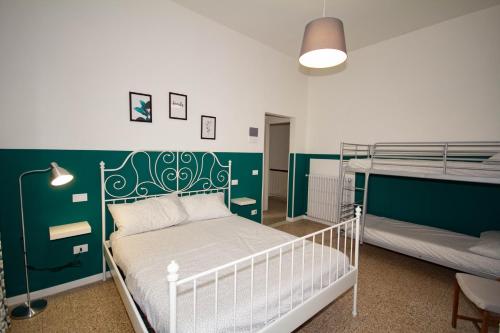 CenaiaLa bicicletta Rossa B&B的一间卧室设有两张双层床和绿色的墙壁