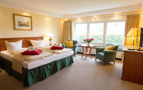 特拉弗明德Villa Godewind的酒店客房,配有一张床铺,上面有两只泰迪熊
