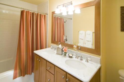 桦树湾雷恩沙堡酒店的一间浴室
