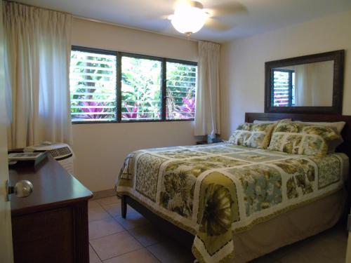 基黑Aloha KAI - Resort Condo的卧室配有一张床、一张书桌和窗户。