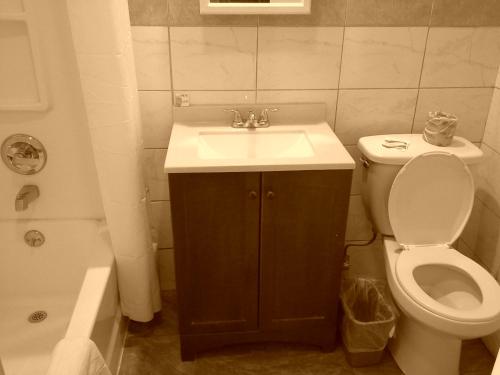 托纳万达托纳旺达经济旅馆的浴室配有盥洗盆、卫生间和浴缸。