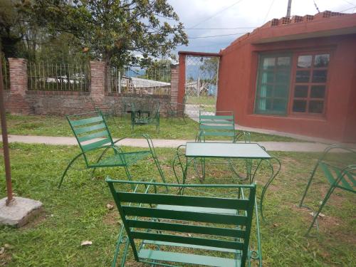 ReyesJujuy Casa Pueblo的草上一组椅子和一张桌子