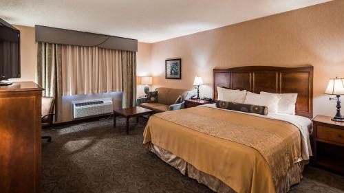刘易斯堡国家橱柜贝斯特韦斯特酒店的酒店客房,配有床和电视