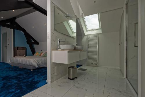 伊芙尔莱韦克Manoir des Logis的一间带水槽、床和窗户的浴室