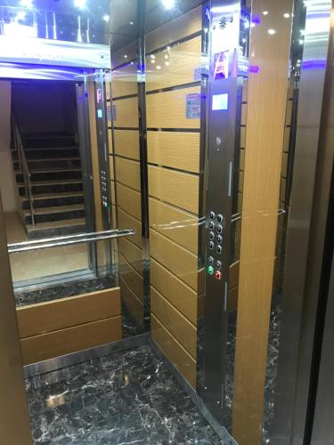 艾登Aydın Kent Suit的酒店电梯里一排电梯