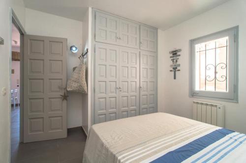 巴古尔ST-5的卧室设有2扇白色门和1张床
