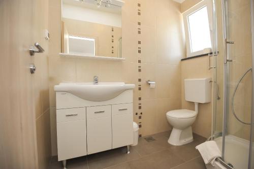 Apartmani Vrtlici Zdenka的一间浴室