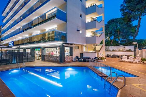 萨洛玛琳娜达公寓式酒店的大楼前的游泳池