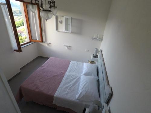 贝韦里诺Casa della nonna Filò的一间白色客房内的床铺卧室